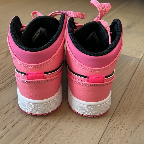 Pink and black jordan’s size 4 - Picture 2 of 4